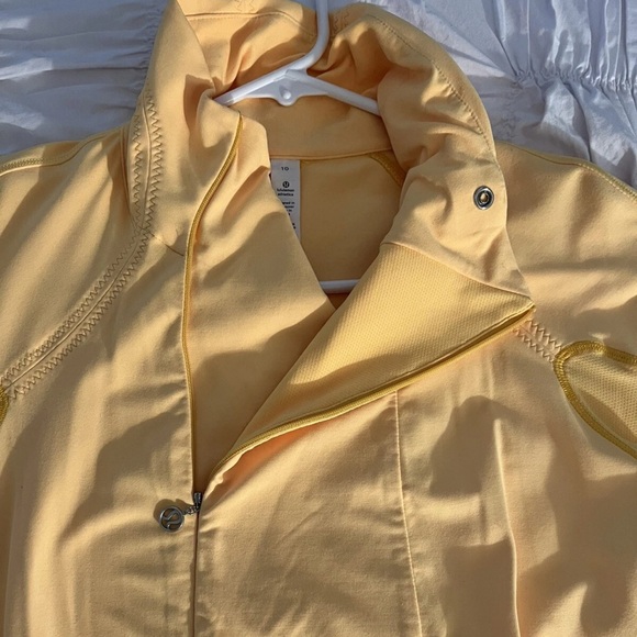 Lululemon Run: Reflect Pullover. Burning Yellow. - Picture 4 of 7